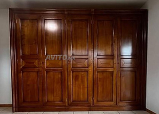 Armoire en merisier massif 5 portes – 15 000 Dhs