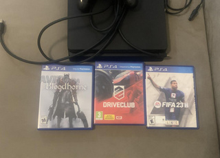 Je vends PS4 avec manette, jeux et les câbles