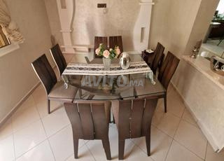 طاولة زجاجية صلبة 1.80 متر في 1.80 متر 8 كرسي