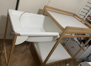 طاولة تغيير وحوض استحمام مدمج