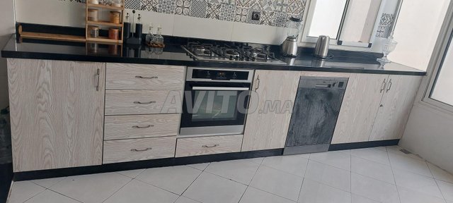 مطبخ أسود رخام خشب لاتيت