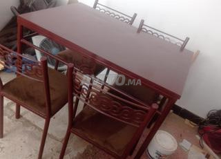 Tables à manger avec quatre chaises et placard à chaussures