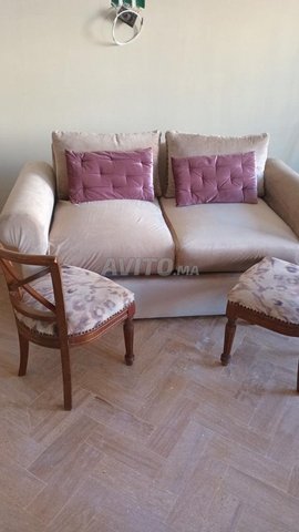 1 canapé 2 places et 2 petites chaises