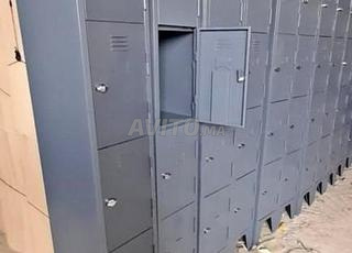 خزانة معدنية مع 3/4 أبواب متاحة