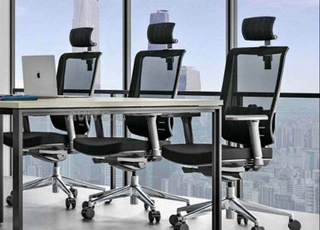 Les chaises en simili cuir plus en mesh