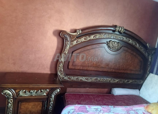 Lit de luxe avec deux tables de chevet - Une occasion à ne pas manquer