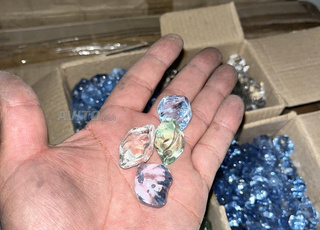 مجموعة من الأحجار الزخرفية في الزجاج الشفاف