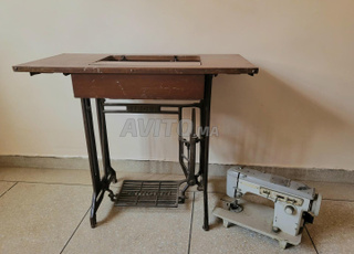 2 machines à coudre mécaniques