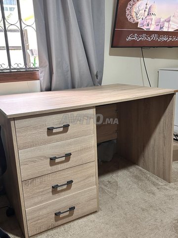 Grand bureau pour le travail ou les études.