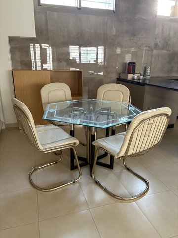 غرفة طعام مع 6 كراسي