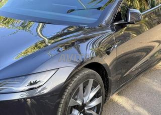 سيارة تسلا موديل 3 ذات دفع خلفي جميلة جدا