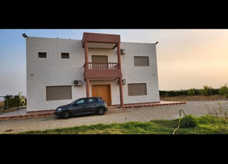 Ferme équipée et bien entretenue à vendre, un hectare et demi