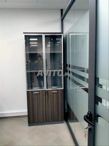 Vitrine élégante pour bureau ou magasin