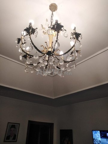 بيع ثريا من البرونز مع اثنين من الشمعدانات