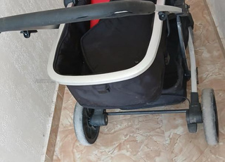 كروسة للأطفال الصغار وكرسي للسيارة