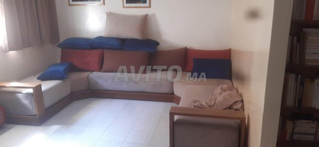 صالون مغربي على شكل حرف U