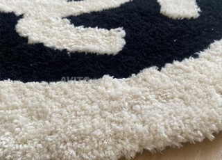 سجادة جديدة تمامًا من المخمل، أنيقة وراقية.