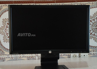 شاشة HP أصلية بحالة ممتازة.
