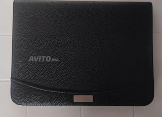 حافظة وثائق جلدية فاخرة متعددة الجيوب.