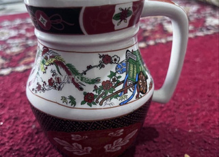 آنية قديمة من الطاووس الحر الممتاز