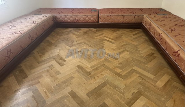 Salon entier avec matelas et tables