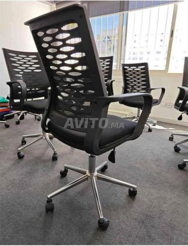 كراسي مدرسية مع مكاتب متوفرة