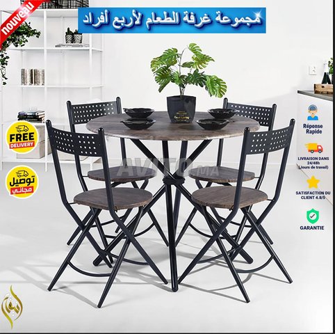 Ensemble de salle à manger pour quatre personnes composé de cinq pièces