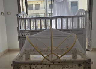 سرير أطفال خشبي