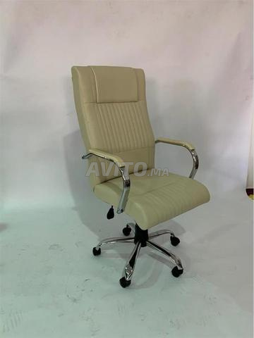 bureau enfant avec chaise à roulettes