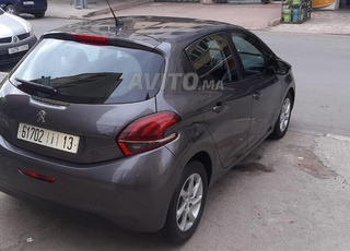 Peugeot 208 toutes options 2019 km 10000