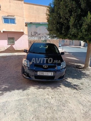 تويوتا Auriss يد أولى.