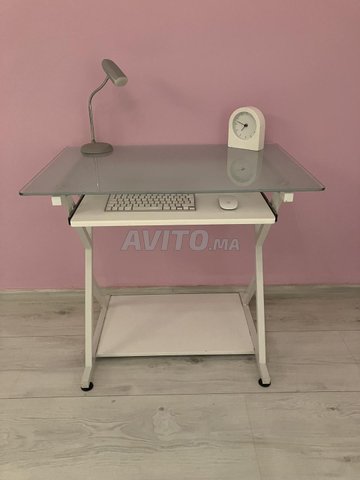 مكتب زجاجي لم يستعمل قط -999 درهم- حالة جيدة جدا