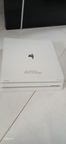 une ps4 pro 1 tb avec 2 manette avec 5 jeux - 2