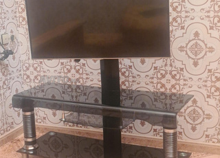 Téléviseur avec table