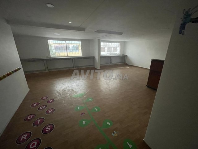 مكتب للإيجار 150 متر مربع على بعد 5 دقائق سيرا على الأقدام من المحطة