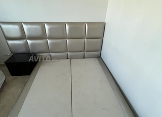 Tête de lit avec sommier et table de nuit