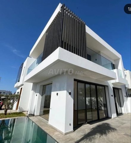 فيلا جديدة للإيجار في عين الدياب