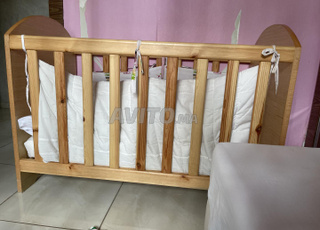 سرير أطفال من الخشب الصلب مع مرتبة