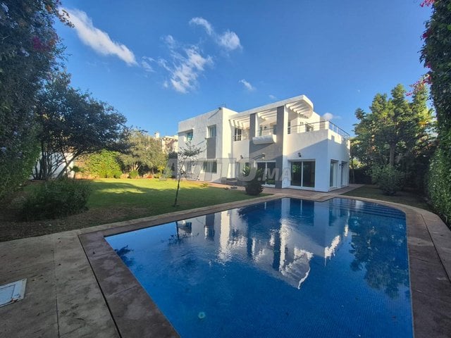 Villa isolée de 829m à bouskoura à louer