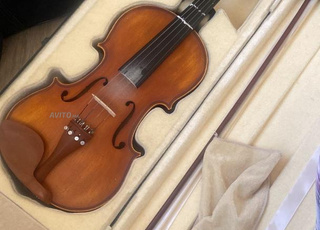 كمان مع مسند ذقن بحالة جيدة جدا (قابل للتفاوض)