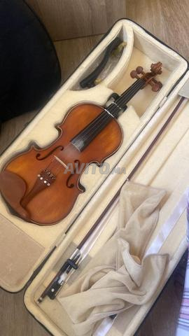 كمان مع مسند ذقن بحالة جيدة جدا (قابل للتفاوض)