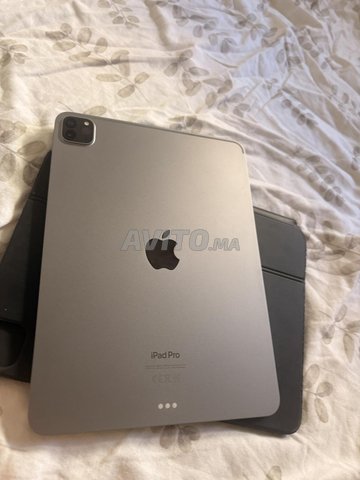 ايباد برو 11 انش الجيل الرابع 128 جيجابايت واي فاي، قلم و كيبورد