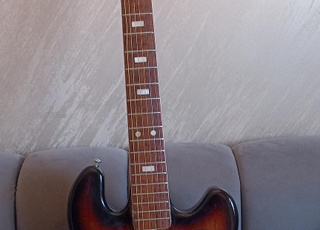 غيتار كهربائي كينت الأصلي سنة 1960/1970