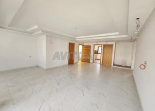 للإيجار شقة عصرية وواسعة