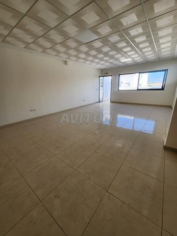 مكتب للإيجار بواجهة على بعد 5 دقائق من محطة قطار TGV القنيطرة