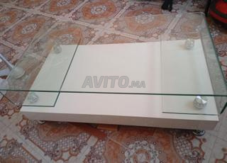 طاولة من زجاج الغليظ