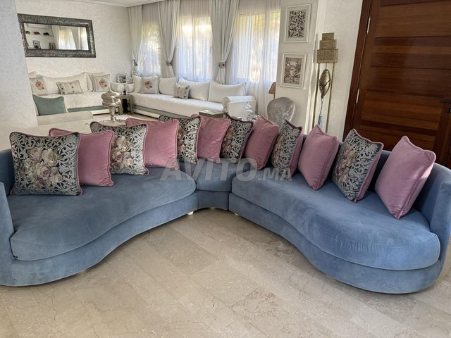 Salon moderne en velours bleu avec coussins