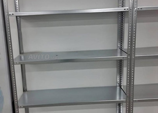 Les rayonnages avec des étagères à vendre