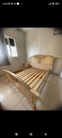 Lit en bois clair, très bon état