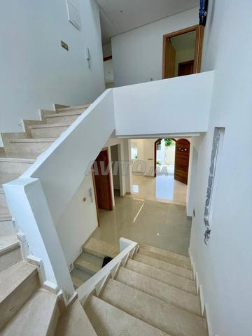 فيلا صغيرة جناح مطل على البحر من الجانب، مرآب وحديقتان